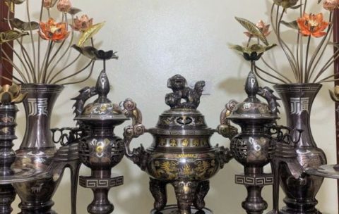 Cách bày bộ ngũ sự trên bàn thờ giúp không gian trang nghiêm.
