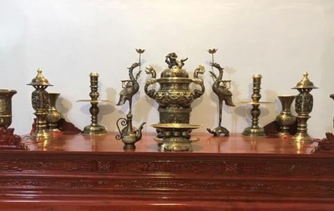 Cách đặt bộ lư đồng trên bàn thờ giúp không gian trang nghiêm.