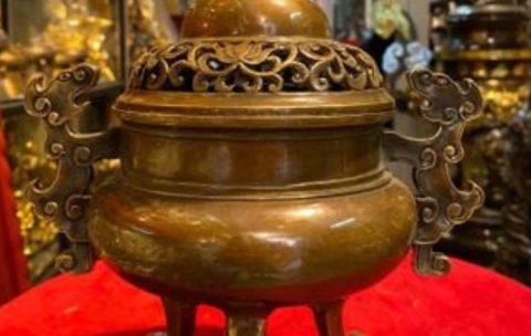 Cách đốt trầm hương trong đỉnh đồng giúp hương lan tỏa đều.
