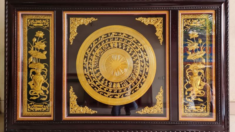 Cách treo mặt trống đồng theo quan niệm truyền thống.