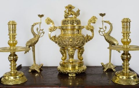 Cách vệ sinh đỉnh đồng cho bàn thờ gia tiên.