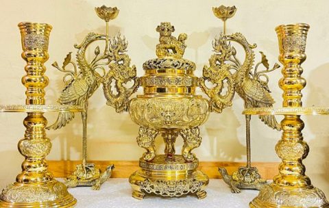 Có nên dùng đồ thờ bằng đồng so với đồ thờ bằng sứ.
