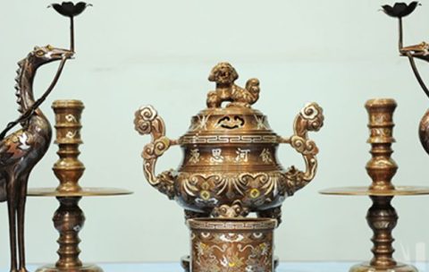 Có nên thờ đỉnh đồng trên bàn thờ không hợp phong thủy.