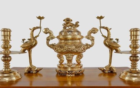 Cách bày đôi hạc trên bàn thờ trong bộ ngũ sự.