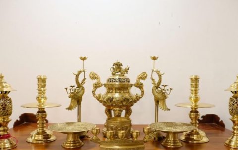 Làm sạch đồ thờ bằng đồng cho bàn thờ gia tiên.
