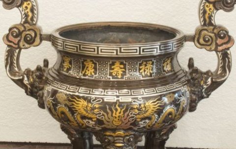 Bộ lư đồng truyền thống thể hiện lòng thành kính với tổ tiên.