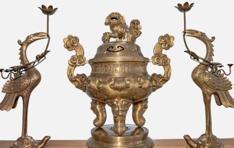 Ý nghĩa hoa sòi trên đỉnh đồng trong văn hóa thờ tự Việt.